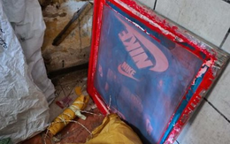 Đột kích một trung tâm mua sắm sầm uất, cảnh sát thu giữ loạt sản phẩm nhái thương hiệu Nike, Puma, quần áo, máy khâu,... số lượng lớn, tổng giá trị hơn 14 tỷ đồng