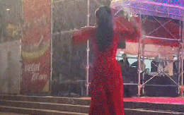 Trình của nữ ca sĩ đắt show bậc nhất: Hát dưới mưa rào rét run, miệng thở ra khói mà giọng vẫn cực nét