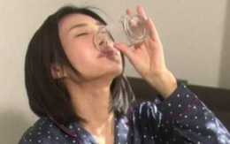 Vì sao không nên uống nước trước khi ngủ?