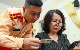 Công an Hà Nội tới từng khu phố hỗ trợ người dân làm sạch dữ liệu đăng ký xe