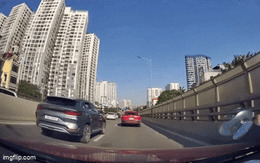 Ô tô bất ngờ tăng tốc, "gác" lên xe chạy cùng chiều trên đường Hà Nội: 3 giây thất kinh