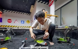 Giới trẻ TPHCM mê mẩn quán cà phê 'lái xe địa hình'