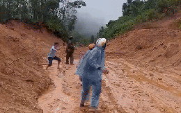 Clip: Kịp chạy thoát chết trong sạt lở đất ở Đà Nẵng