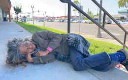 Tuổi 62 sống lang thang ngoài đường của nữ ca sĩ là mỹ nhân đình đám một thời