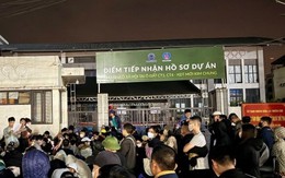 Vật vã thức xuyên đêm chờ nộp hồ sơ mua nhà xã hội ở Hà Nội