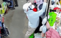 Camera ghi cận cảnh màn móc túi ở chợ Tân Quy, TPHCM