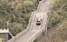 SUV Trung Quốc tụt dốc, làm vỡ lan can khi cố leo 999 bậc lên đỉnh núi