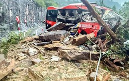Hiện trường sạt lở núi đè bẹp ô tô khách ở đèo Khánh Lê, ít nhất 6 người chết