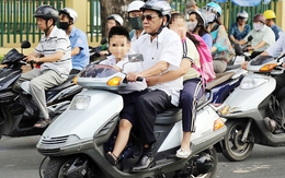 Đi xe máy chở trẻ em theo cách này có thể bị phạt đến 14 triệu đồng