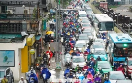 Hà Nội chìm trong mưa lạnh, đường phố kẹt cứng từ sáng sớm