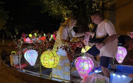 Hình ảnh khách Tây đua nhau đi thuyền "ngắm nước lụt" ở phố cổ Hội An