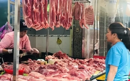 Giá lợn hơi giảm sâu, vì sao ngoài chợ vẫn bán đắt?