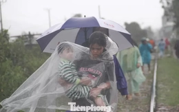 Nước lũ có nơi ngập 2m, người dân Quy Nhơn lên đường ray tìm nơi trú nạn