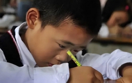 Học sinh làm "1+2+2=5" bị cô giáo gạch đỏ, phụ huynh bức xúc đi kiện thì nhận về câu nói gây sốc: "Sao vô lý vậy được?"