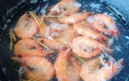 Đây chính là "kẻ thù" của mùi tanh: Cho vào khi luộc tôm, tức khắc lên màu đỏ au và ngon gấp bội