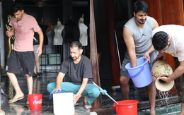 Khách Tây đi chân trần, xắn quần dọn lũ cùng dân Hội An