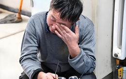 Lương tháng hơn 15 triệu nhưng công ty chuyển khoản 2 tỷ đồng và ghi rõ là thưởng, sau đó tài khoản bị phong tỏa, người đàn ông bị kiện