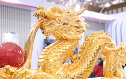Tượng 'Phúc Long Tụ Bảo' mạ vàng giá hơn nửa tỷ đồng tại Hội chợ Mùa Thu 2025