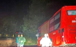 Đèo Mimosa ở Lâm Đồng đứt gãy làm đôi, xe khách 45 chỗ dừng ngay trước miệng vực