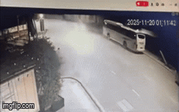 Mercedes Maybach "phi như bay" húc vào xe khách đỗ ven đường ở Quảng Ninh, tài xế bất tỉnh: Hiện trường gây ám ảnh