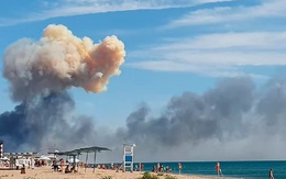 Loạt vụ nổ rung chuyển Crimea, Nga phóng "bão" tên lửa