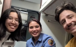 Tình huống khó quên của 2 khách Tây đi tàu bị mắc kẹt trong mưa lũ