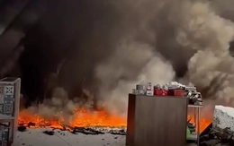 Hà Nội: Khói đen cuồn cuộn sau tiếng nổ trong khu ẩm thực gần cầu Long Biên