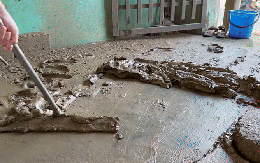 Nhà sao Vbiz ngập bùn đất sau lũ: Cả gia đình tất bật dọn dẹp, thiệt hại 2 xe máy