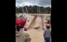 CLIP: Khoảnh khắc cầu treo bị lũ cuốn trôi