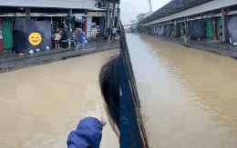 3 ngày 2 đêm kẹt trên tàu Quảng Ngãi - TP.HCM ngày lũ lụt: Có những ấm áp rất Việt Nam!