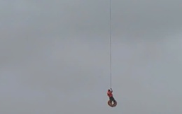 CLIP: Dùng máy bay không người lái cứu 1 người bị lật thuyền