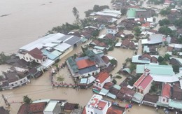 Toàn cảnh mưa lũ Nam Trung bộ: Hàng vạn nhà ngập sâu, dân dỡ ngói ngoi lên cầu cứu
