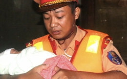 Em bé 20 ngày tuổi được cứu khỏi vùng lũ sau hơn 2 ngày ở trên nóc nhà cùng mẹ