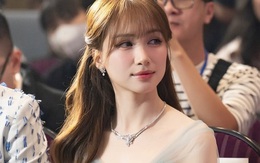 Hòa Minzy liên tục làm một việc trong đêm