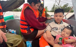 CLIP: Cận cảnh dỡ từng mái tôn, viên ngói cứu người dân trong lũ dữ