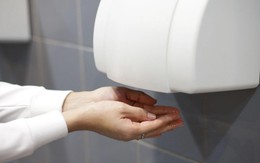 Đại học Mỹ cảnh báo: Máy sấy tay trong WC giống như máy hút bụi, hút vi khuẩn từ bồn cầu và thổi vào tay người