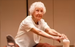 Bí quyết sống khoẻ 'không hề khó' của giáo viên dạy yoga 102 tuổi