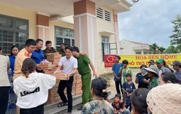 Tập đoàn Hoa Sen cứu trợ nhu yếu phẩm cho bà con vùng lũ xuyên đêm