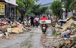 Người dân Nha Trang tất bật dọn "núi" rác thải sau lũ lịch sử
