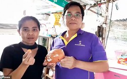 Đang ăn ốc luộc, người đàn ông bỗng nhiên đổi đời vì cắn trúng kho báu 8 tỷ ngay trong miệng