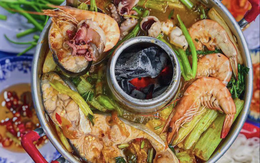 Lẩu "than thở" nổi tiếng miền Tây: Rực rỡ sắc màu, nấu trong chiếc nồi như miệng núi lửa