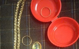 Phát hiện nhiều trang sức bằng vàng trong áo quần cũ gửi tặng đồng bào vùng lũ