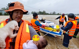 Giám đốc cãi mẹ đi cứu hộ miền Trung: “Mỗi lần về bờ, mới biết mình còn sống”
