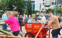 Du lịch Việt Nam đúng đợt mưa bão, khách Tây có thêm trải nghiệm mới: Ai nhìn cũng buồn cười