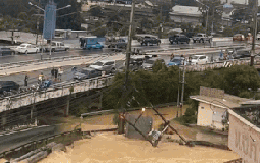 Khoảnh khắc cột điện phát nổ kinh hoàng khi rơi xuống dòng nước lũ