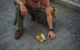 Phát hiện thỏi vàng hơn 2 kg trị giá gần 7,4 tỷ đồng trên đường khi đang đi ship hàng