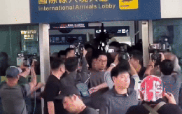 Mỹ nhân đẹp nhất thế giới bị cấm sóng suốt 10 năm, ngày trở về được cả quê nhà vỡ òa chào đón