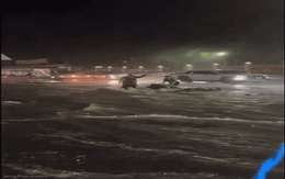 Mưa lớn suốt 1 tiếng, nước chảy trôi cả người và xe máy trên quốc lộ 1 ở Đồng Nai