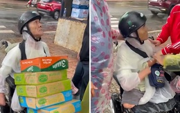 Cụ ông bán vé số cụt tay chân chở thùng mì đi hỗ trợ dân vùng lũ, năn nỉ 1 điều khiến tất cả cay mắt