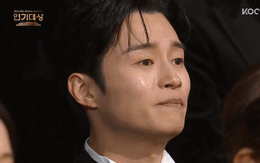 Lần cuối cùng “ông nội quốc dân” Lee Soon Jae xuất hiện trên sân khấu, cả dàn sao Hàn đều bật khóc xúc động